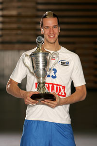 Pascal Hens pr�sentiert stolz den DHB-Pokal.