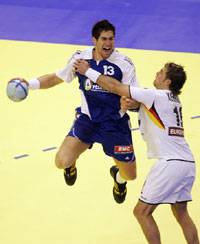 Florian Kehrmann und Nikola Karabatic,  die jeweils besten Torsch�tzen ihres Teams, trafen zuletzt  bei der EM in der Schweiz aufeinander.