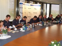 Die Neuzug�nge beim Studieren der neuem Imagebrosch�re.