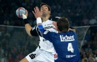 Nikola Karabatic - hier gegen Jan-Olaf Immel - traf f�nfmal.