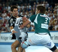 Nikola Karabatic wird von HSG-Abwehrspieler Mario Cl��ner attackiert.