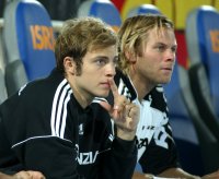 Darf vorerst nur lernen und zuschauen: Moritz Weltgen auf der THW-Bank neben Pelle Linders.