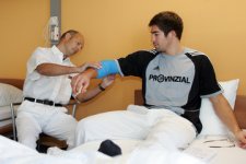 Nikola Karabatic und Dr. Frank Pries.