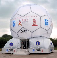 Blickfang: Der gr��te begehbare Handball der Welt sorgt f�r Vorfreude auf die Handball-WM 2007.