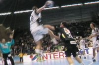 Henrik Lundstr�m verwandelt von au�en. Der Schwede war mit sieben Toren zusammen mit  L�vgren (7/4) der beste Sch�tze.