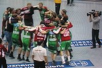 Jubelnde Magdeburger Spieler nach dem Kantersieg �ber den THW.