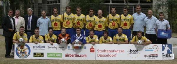 Oben von links: Manager Flatten, Pr�sident Schierle, Gesch�ftsf�hrer Blumenrath, Physioth. Maxrath, Navarin, Makowka, Ramota, Vasilakis, Heinrichs, Kokolodimitrakis, Sch�rmann, Trainer Lehmann, Berater Siegert, Co-Trainer Rogawska;