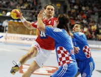 Balic (Mitte) und Kaleb (rechts) attackieren Jakobsen.