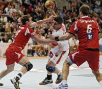 Vaquero wird von Knudsen und J�rgensen attackiert.