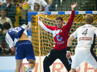 Die entscheidende Szene: Nikola Karabatic am Siebenmeterpunkt gegen Henning Fritz.