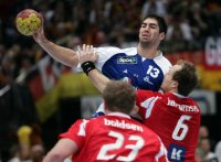 Nikola Karabatic gegen Boldsen und J�rgensen.