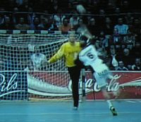 Siebenmeter: Henrik Lundstr�m narrt Carsten Lichtlein mit einem Heber.