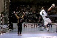 Henrik Lundstr�m �berwindet Tomas Svensson.