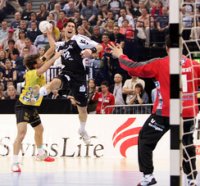 Nikola Karabatic wird von David Szlezak gefoult.