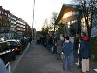 Die Warteschlange reichte kurz nach Sonnenaufgang bis zum Exer.
