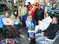 Perfekt auf das Warten vorbereitet: Claudia, Gunnar, Yvonne, Rene und Mara (v.li.)