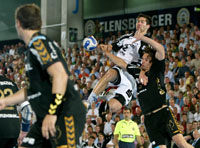 Frank von Behren versucht Nikola Karabatic zu stoppen