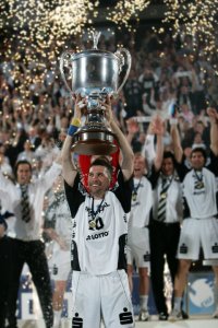 Der gro�e Moment: Stefan L�vgren reckt den Pokal empor.