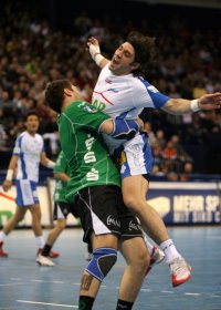 Macht hier gegen den Hamburger Bertrand Gille dicht: Vladimir Matovic 