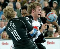 Pelle Linders wird von Oliver Tesch (links) und Damien Kabengele attackiert.