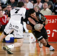 Vid Kavticnik und Ljubomir Vranjes im Zweikampf.