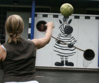 Sommerfest: Wurf auf die "Schwarz-Weiss"-Torwand im Hein Daddel-Stil