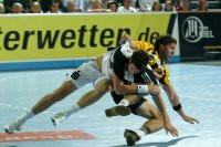 Das Foul kurz vor der Verletzung: Kim Andersson und Tobias Karlsson sind zusammen geprallt.