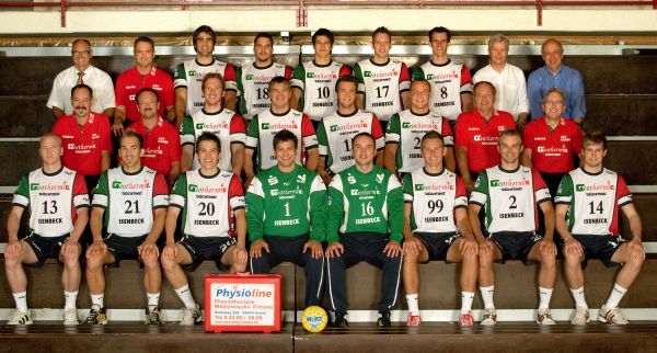 Oben von links: Manager Dressel, Trainer Rothenpieler, Cl��ner, Aschenbroich, Schneider, Hock, de Pijper, Arzt Dr.  B�lhoff, Arzt Dr. Schlummer; Mitte von links: Feldmann, Physioth. Bienkowski, Zeller, Dilkas, Istel, Sindermann,