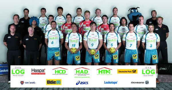 Hinten von links: Physioth. Albers, Lijewski, Yoon, Jurecki, Torgowanow, Hens, Maskottchen Horni, Trainer Schwalb;Mitte von links: Sportlicher Leiter Fitzek, Maskottchen Kr�ger, G. Gille, M�ller, Bitter, Sandstr�m, B. Gille,