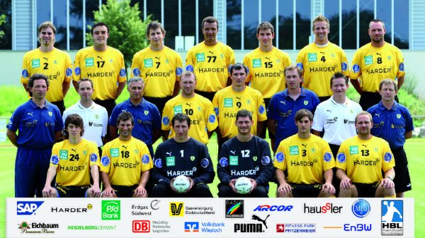 Hinten von links: Buday, Klimowets, Harbok, Caillat, Haa�, Roggisch, Schwarzer;Mitte von links: Betreuer Schneider, Physioth. M�ller, Trainer Chevtsov, Velyky, Shelmenko, Torwartrainer Kolpak, Physioth. Raab, Betreuer Hoffmann;