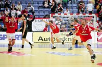 Lars Christiansen dreht nach seinem finalen Siebenmeter jubeln ab.