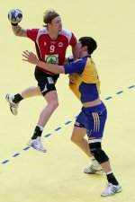 THW-Duell im Nationalmannschaftsdress: B�rge Lund wird von Kim Andersson gestoppt.