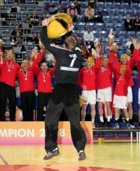 Kasper Hvidt pr�sentiert das Objekt der Begierde.