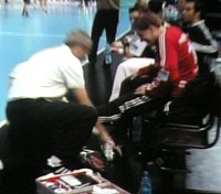 Schrecksekunde f�r den THW: Mattias Andersson musste sich in der 20. Minute behandeln lassen.