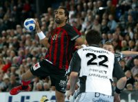 Ivrys Guilbert versucht, sich gegen den vor dem Spiel als "Schleswig-Holsteins Sportler des Jahres" geehrten Nikola Karabatic durchzusetzen.