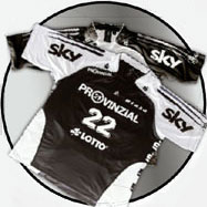 Die Fantrikots der vergangenen Saison (hier: das schwarze "Ausw�rtstrikot") sind ab sofort ab 25,00 Euro u.a. im  Online-Fanshop erh�ltlich.