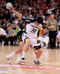 Nikola Karabatic wurde von Uwe Gensheimer auf Schritt und Tritt verfolgt.