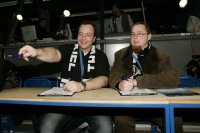 Internet-Redaktion: Christian Robohm (li.) und Sascha Krokowski fiebern auf der Pressetrib�ne mit. 