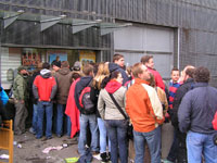 Die lange Schlange vor dem Ticket-Center am Samstagmorgen