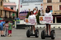 Merchandising auf Spanisch: Junge Frauen machen Werbung f�r das Final-Hinspiel.