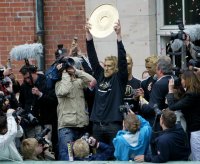 Stefan L�vgren pr�sentiert den Fans die "goldene" Meisterschale.