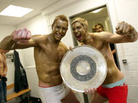 Die "Goldjungs" Filip Jicha und  Nikola Karabatic posieren mit  der Meisterschale.