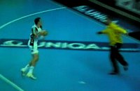 Dominik Klein beim Gegensto�.