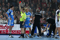 Eine Schl�sselszene: Krzysztof Lijewski erh�lt nach r�dem Foul die rote Karte.