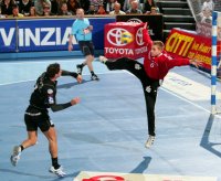 SHV-Rechtsau�en Nikolaos Samaras �berwindet Florian Hossner im THW-Tor.