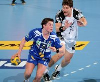 Die besten Torsch�tzen des Spiels unter sich: Marcus Ahlm versucht Drammens Steffen Stormo Stegavik zu st�renn.