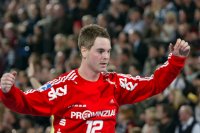 Schrecksekunde beim Warmmachen f�r Andreas Palicka: Er trat auf einen Ball, musste in der Kabine behandelt werden. Wenig sp�ter folgte die Entwarnung: keine Verletzung!