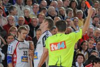 In der 50. Minute sah Knudsen nach seiner dritten Zeitstrafe die Rote Karte.