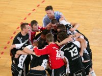 Kieler Jubeltraube nach dem Schlusspfiff.