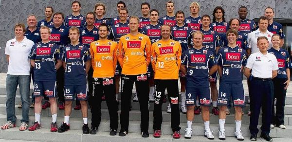 Oben von links: Athletiktr. Pohl, Strobel, Lobedank, Wagesreiter, M�ller, Ilitsch, Sauer, Balomenos, Feliho, Torwarttr. Strienz;Mitte von links: Betreuer Jenter, Co-Trainer Heimann, Trainer Dr. Brack, Brack, Herth,